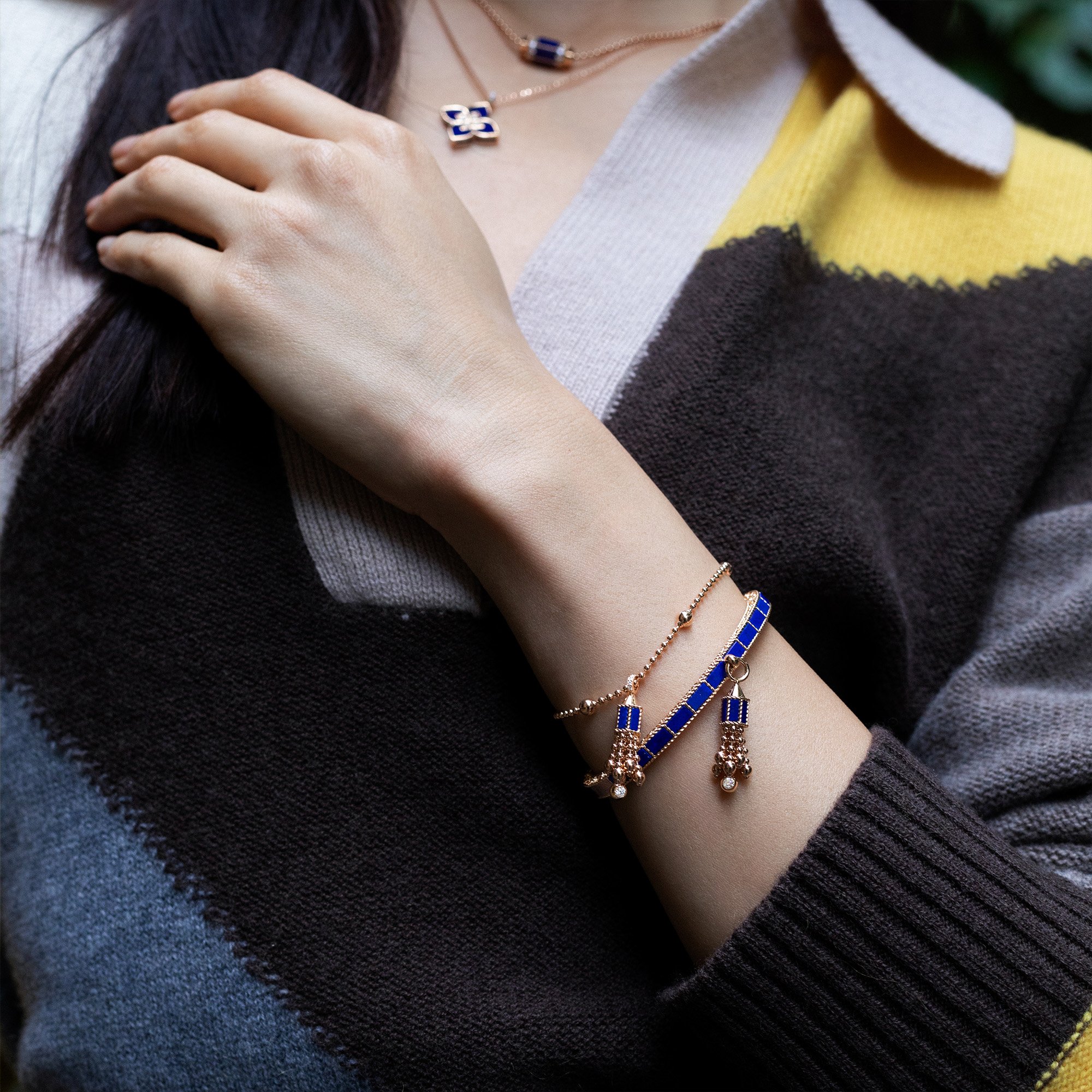 ROBERTO-COIN-ART-DECO-BANGLE-18KT-ROSE-GOLD-WITH-LAPIS-WITH-DIAMONDS-MINI-VERSION_ADV888BA2250_wear ROBERTO-COIN-ART-DECO-BANGLE-18KT-ROSE-GOLD-WITH-LAPIS-WITH-DIAMONDS-MINI-VERSION_ADV888BA2250_wear