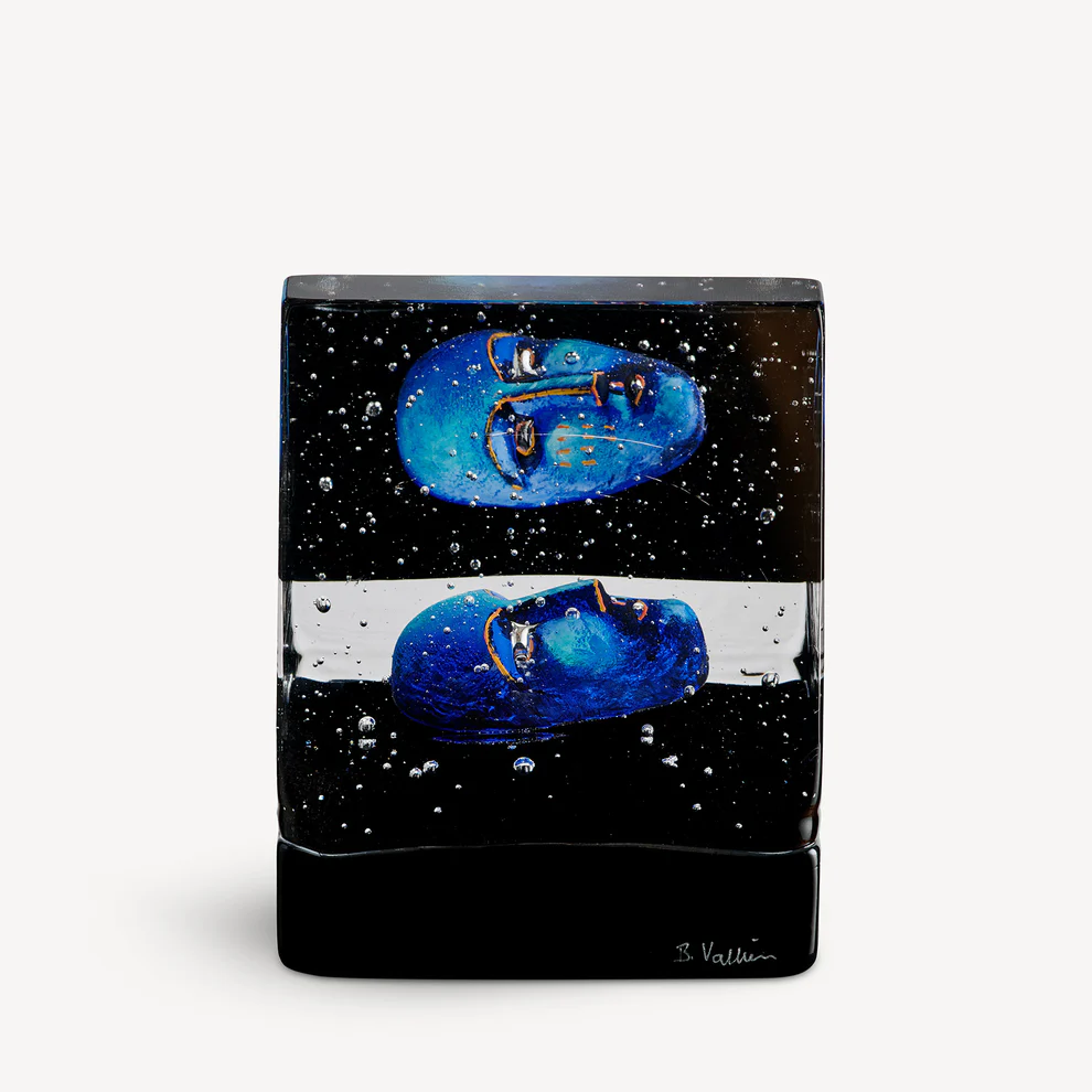 7520190_Black_elements_House_of_mystery_blue_BV_AC_23_H_158_mm_Kosta_Boda_PRO_02_1x1_d8e33286-8dcb-4b23-a2ee-f25aa4816f6f